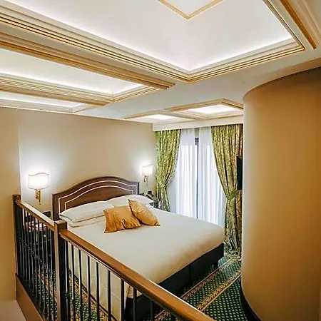 River Palace Hotel