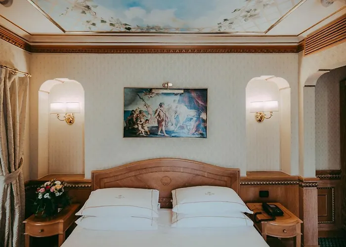 River Palace Hotell 4*